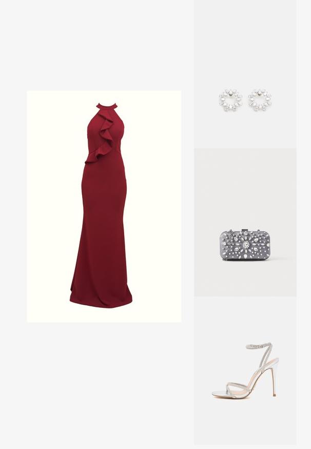 Burgunderfarbendes Neckholder-Kleid mit Rüschendetails an der Seite; figurbetonende Silhouette; aus glattem, dehnbarem Stoff gefertigt; bodenlanger Schnitt.; Silberne High-Heels-Sandalen mit dünnen Riemen, verziert mit Strasssteinen, mit einem eleganten Design und einer spitzen Zehenpartie.; Kleine rechteckige dunkelgraue Clutch, verziert mit klaren Strasssteinen in einem strahlenförmigen Muster und einem silbernen Kettenriemen.; Runde Ohrringe aus Metall, verziert mit mehreren klaren, facettierten Steinen, die in einem glitzernden Muster angeordnet sind. Farblos und reflektierend.