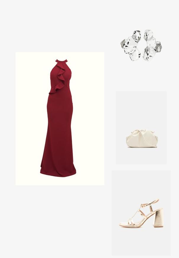Burgunderfarbendes Neckholder-Kleid mit Rüschendetails an der Seite; figurbetonende Silhouette; aus glattem, dehnbarem Stoff gefertigt; bodenlanger Schnitt.; Goldfarbene Riemchen-Sandalette mit klobigem Blockabsatz und Knöchelriemen vor einem schlichten hellen Hintergrund.; Weiche, cremefarbene Leder-Clutch mit gerafftem Design und einem dünnen Schulterriemen, der vorne auf einem schlichten Hintergrund liegt.; Cluster von sechs unregelmäßig geformten, transluzenten und reflektierenden glasähnlichen Stücken, angeordnet auf weißem Hintergrund.