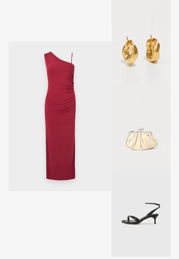 Robe longue bordeaux sans manches avec une large bretelle d'épaule et une fine, présentant des fronces latérales à la taille.; Sandale pour femme en cuir noir avec fines lanières, une boucle d'orteil, une boucle à la cheville et un talon aiguille de hauteur moyenne sur un fond neutre.; Pochette en cuir beige plissé avec un cadre en métal argenté, dotée de deux fermoirs ronds décoratifs et d'une chaîne en argent.; Boucles d'oreilles créoles en or massif avec un design tubulaire légèrement tordu et des fermoirs à tige sur un fond blanc.