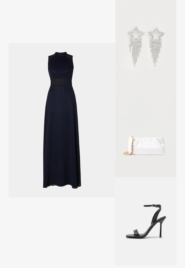 Navy blaues bodenlanges Kleid mit Halterneck, plissiertem Oberteil und dekorativem Spitzenbund. Sanfter Stoff mit einer drapierten, eleganten Silhouette.; Schwarze High-Heels-Sandalen mit schlankem Knöchelriemen und zwei vorderen Riemen. Aus glattem Leder gefertigt, mit einer eleganten spitzen Zehenform und einem Stiletto-Absatz.; Weiße weiche Clutch-Tasche mit goldener Kettenriemen, verziert mit klaren Edelsteinen, vor einem einfarbigen hellgrauen Hintergrund.; Glitzernde Sternohrringe mit herabhängendem Fransen-Detail, in silberner Farbe und mit einer glänzenden, reflektierenden Oberfläche. Sternform mit filigranem Design.