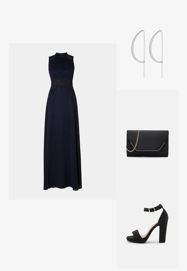 Navy blaues bodenlanges Kleid mit Halterneck, plissiertem Oberteil und dekorativem Spitzenbund. Sanfter Stoff mit einer drapierten, eleganten Silhouette.; Anna Field by Zalando Riemensandalette - black; Schwarze Clutch-Tasche mit glatter Textur, ausgestattet mit einem goldenen Kettenriemen und einem geometrischen Klappverschluss, der in Gold eingefasst ist.; Silberne Ohrringe aus Metall mit einem minimalistischen geschwungenen Design, das verlängerte, offene Tropfenformen mit einer matten Oberfläche aufweist.