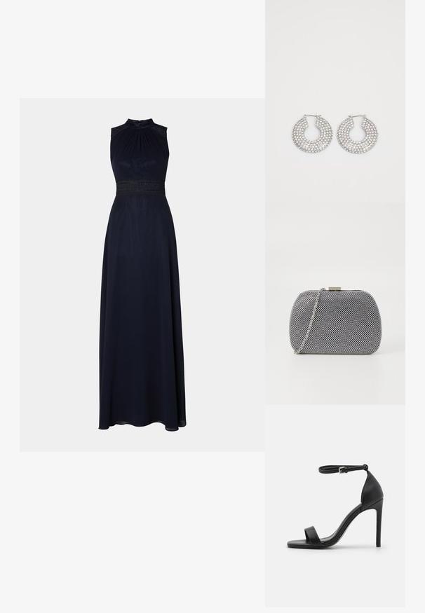 Marineblå gulvlængde kjole med halterneck, plisseret livstykkke og dekorativ blonde talje. Glat stof med en draperet, elegant silhuet.; Sort højhælet sandal med et sleek design, der har en ankelrem, åben tå og glat lædertekstur.; Sorte og hvide teksturerede clutch-taske med rund form, sølvfarvet kædetrækt, og en metalspænde på toppen.; Sølvøreringe med flere klare krystaludsmykninger, med en struktureret overflade og et åbent rundt design.