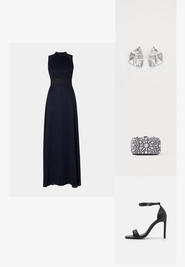 Navy blaues bodenlanges Kleid mit Halterneck, plissiertem Oberteil und dekorativem Spitzenbund. Sanfter Stoff mit einer drapierten, eleganten Silhouette.; Schwarze hochhackige Sandale mit elegantem Design, featuring einem Knöchelriemen, offener Zehenpartie und glattem Lederfinish.; Kleine rechteckige dunkelgraue Clutch, verziert mit klaren Strasssteinen in einem strahlenförmigen Muster und einem silbernen Kettenriemen.; Silberne Metallohrringe mit einem wellenförmigen, skulpturalen Design, das eine polierte Oberfläche und unregelmäßige Formen aufweist, die eine zeitgenössische Ästhetik betonen.
