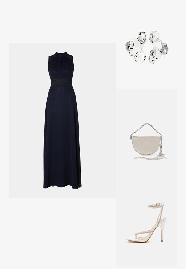 Námornícky modré šaty po zem s halter výstrihom, plisovaným telom a dekoratívnym čipkovým pásom. Hladká tkanina s drapériou a elegantným siluetou.; RAID RORY - Sandále na vysokom opätku - white; Poloobľúbená clutch taška v béžovom saténe so žiarivým strieborným reťazovým popruhom a strapcami. Hladká textura s minimalistickým dizajnom.; Zhluk šiestich nepravidelne tvarovaných priehľadných a odrazu schopných sklenených kúskov usporiadaných na bielom pozadí.