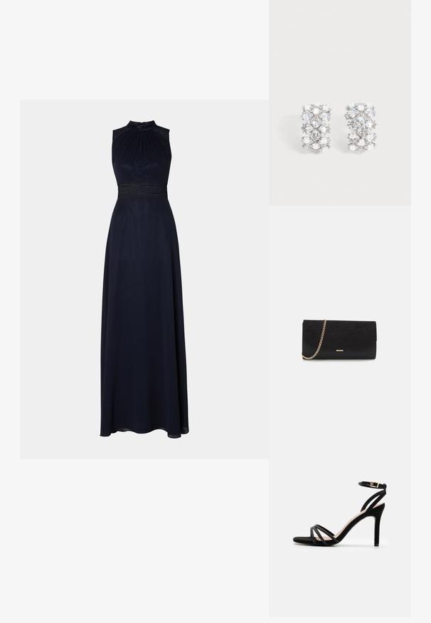 Marineblauwe vloerlength jurk met halternek, geplooide lijfje en decoratieve kanten tailleband. Glad stof met een gedrapeerde, elegante silhouet.; Anna Field by Zalando Sandalen - black; Zwarte clutch tas gemaakt van suede met een textuurafwerking, voorzien van een gouden schouderband en een strakke, hoekige vorm.; Paar zilverkleurige oorbellen met meerdere geslepen heldere kristallen in een geometrisch patroon gerangschikt.