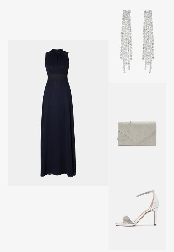 Marineblå gulvlængde kjole med halterneck, plisseret livstykkke og dekorativ blonde talje. Glat stof med en draperet, elegant silhuet.; Sølv højhælet sandal med shiny patentoverdel, tekstureret rhinestone-strop, justerbar ankelstrop og et firkantet åbent tå-design.; Metallic sølv clutch taske med et kuvert-design, udsmykket med et struktureret mønster, der har en aftagelig kæde-strop.; Lange sølvøreringe med en række klare, facetterede krystaller i kaskadeformede strenge med varierende længder og former.