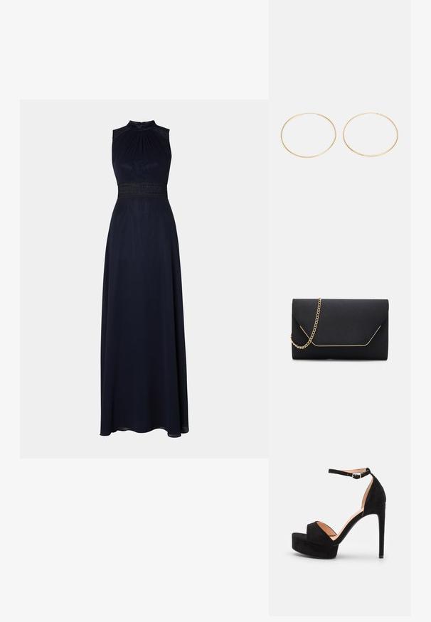 Robe longue bleu marine avec un col halter, un buste plissé et une taille ornée de dentelle. Tissu lisse avec une silhouette drapée et élégante.; Sandale à talons hauts en daim noir avec une semelle compensée, bride de cheville avec quincaillerie en argent, design à bout ouvert et texture lisse.; Pochette noire au toucher lisse, dotée d'une chaîne en or et d'une fermeture à rabat géométrique rehaussée de doré.; Boucles d'oreilles en or en forme de créoles lisses et arrondies. Chaque créole est fine et légère, sans embellissements ni motifs.