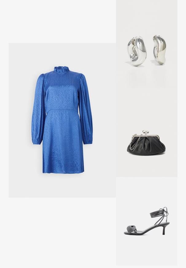 Vestido azul con mangas largas y abullonadas, un alto cuello de volantes y un patrón floral texturizado. La tela tiene un brillo suave y una cintura ajustada.; Sandalia de tacón de cuero gris con tira anudada en los dedos y cordones que se envuelven alrededor del tobillo, sobre un tacón delgado de altura media, sobre fondo blanco.; Clutch de cuero negro con textura arrugada, marco de metal en tono plateado, cierre de beso y cadena para colgar. Superficie suave y lisa.; Pendientes escultóricos de plata con formas suaves y curvas y superficies reflectantes. Presentan un diseño de aro cerrado y una forma orgánica distintiva.