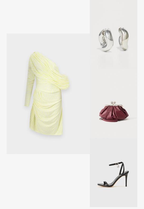 Robe asymétrique jaune clair avec des rayures blanches, présentant un design drapé, une long manche et des détails froncés à la taille.; Sandale à talon haut noire avec une bride étroite à la cheville, bout carré, cuir lisse et accent de boucle métallique.; Petite pochette en cuir bordeaux avec fermoir en métal argenté et bracelet pour poignet sur fond blanc.; Boucles d'oreilles sculpturales en argent avec des formes douces et courbes et des surfaces réfléchissantes. Présentent un design de boucle fermée et une forme organique distincte.