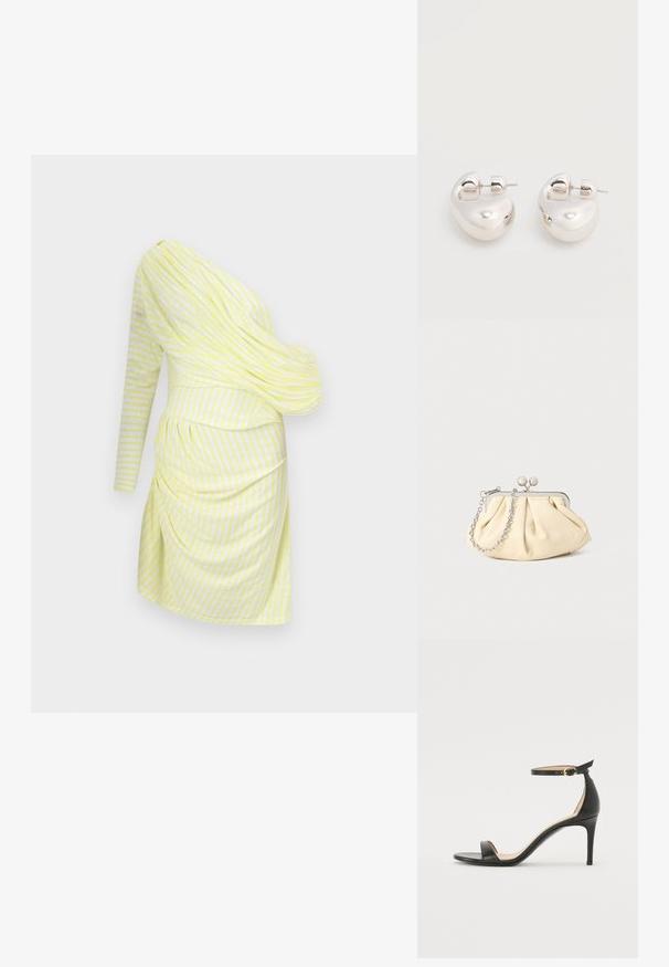 Robe asymétrique jaune clair avec des rayures blanches, présentant un design drapé, une long manche et des détails froncés à la taille.; Sandale à talons hauts en cuir noir avec une lanière de cheville. Présente une texture lisse, un bout ouvert et un talon fin. Détail de boucle en ton doré.; Pochette en cuir beige plissé avec un cadre en métal argenté, dotée de deux fermoirs ronds décoratifs et d'une chaîne en argent.; Paire de boucles d'oreilles argentées brillantes et épaisses avec fermoirs à tige, sur fond blanc uni.