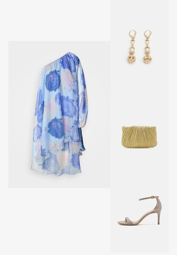 Blumenkleid mit einem schulterfreien Schnitt in Hellblau mit großen blauen Blumen. Weicher, transparenter Stoff fällt mit einem geschichteten Saum und langen Ärmeldetails.; Offene Sandalette mit hohen Absätzen in metallischem roségold. Verfügt über einen dünnen Knöchelriemen mit einer goldenen Schnallenakzent und einer strukturierten Oberfläche.; Loeffler Randall BRIT PLEATED FLAT - Clutch - gold-coloured; Ohrringe in Goldfarbe mit Perlenakzenten, die ein kunstvolles florales Design aufweisen und mit funkelnden Steinen verziert sind. Mit Clipverschluss.