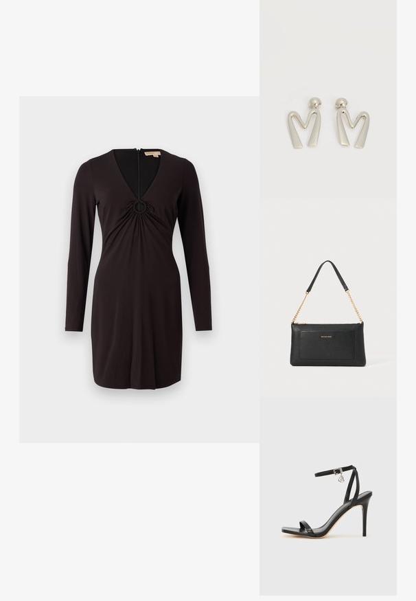 Schwarzes langärmliges Kleid mit tiefem V-Ausschnitt und einem runden Akzent in der Mitte. Hergestellt aus glattem Stoff mit einer taillierten Silhouette und einem Reißverschluss hinten.; Schwarze High-Heel-Sandale mit schmalem Knöchelriemen, quadratischer Zehenbox, glattem Leder und metallischem Schnallenakzent.; Schwarze Ledertasche mit einer Kieseloberfläche, goldener Kettenriemen und einer Fronttasche. Auf der Vorderseite befindet sich ein goldenes Logo.; Paar silberfarbene Metallohrringe in Form des kantigen Buchstabens M mit abgerundeten Stegen auf weißem Hintergrund.