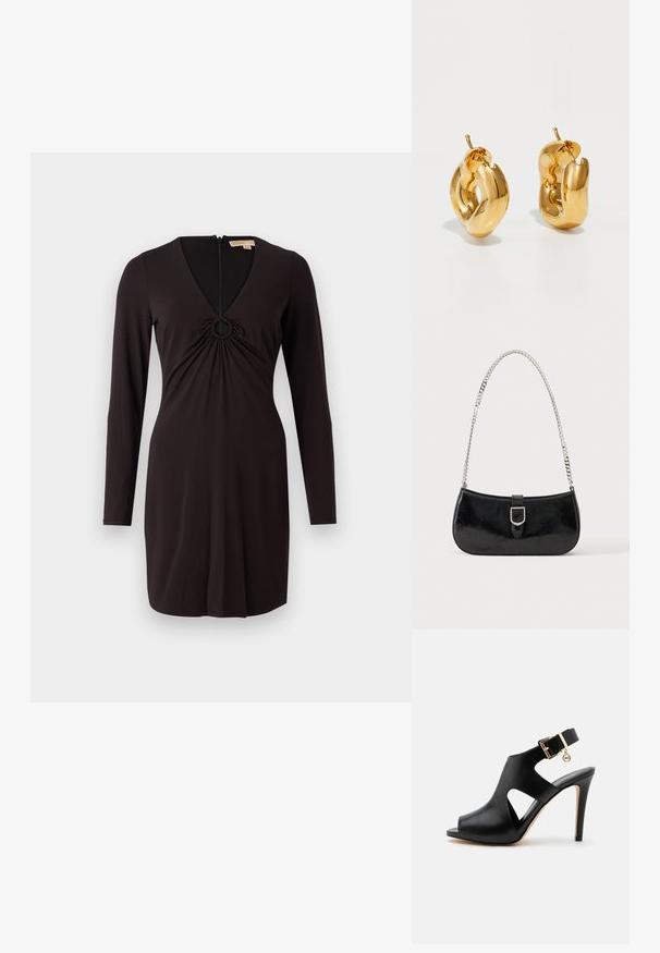 Schwarzes langärmliges Kleid mit tiefem V-Ausschnitt und einem runden Akzent in der Mitte. Hergestellt aus glattem Stoff mit einer taillierten Silhouette und einem Reißverschluss hinten.; Schwarze Leder-Sandalette mit hohem Absatz, offenem Zehenbereich, seitlichen Ausschnitten, Knöchelriemen, goldener Schnalle und kleinem rundem Anhänger auf hellem Hintergrund.; Schwarze Schultertasche aus Lackleder mit silberner Schnalle und silbernem Kettenriemen, auf hellem einfarbigen Hintergrund präsentiert.; Fette goldene Creolen mit einem leicht verdrehten, röhrenförmigen Design und Steckverschlüssen auf einem weißen Hintergrund.