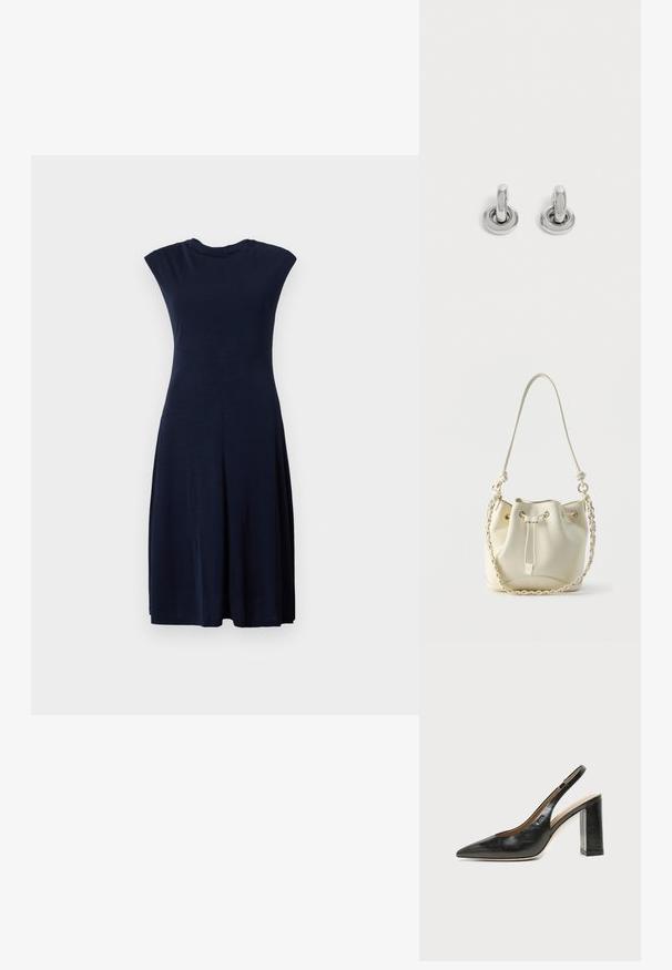 Marineblauwe mouwloze jurk van zachte stof, met een aansluitende lijfje en een uitlopende rok, met subtiele naaddetails onder de borst.; Zwarte leren slingback schoen met spits toelopend neusje, hoge blokhak en beige binnenvoering tegen een effen lichte achtergrond.; Crèmekleurige leren buideltas met trekkoordsluiting, gevlochten ketting- en leren schouderriem, en goudkleurige oogringen.; Een paar kleine, glanzende zilveren creolen met een ronde basis, afgebeeld op een effen lichte achtergrond.