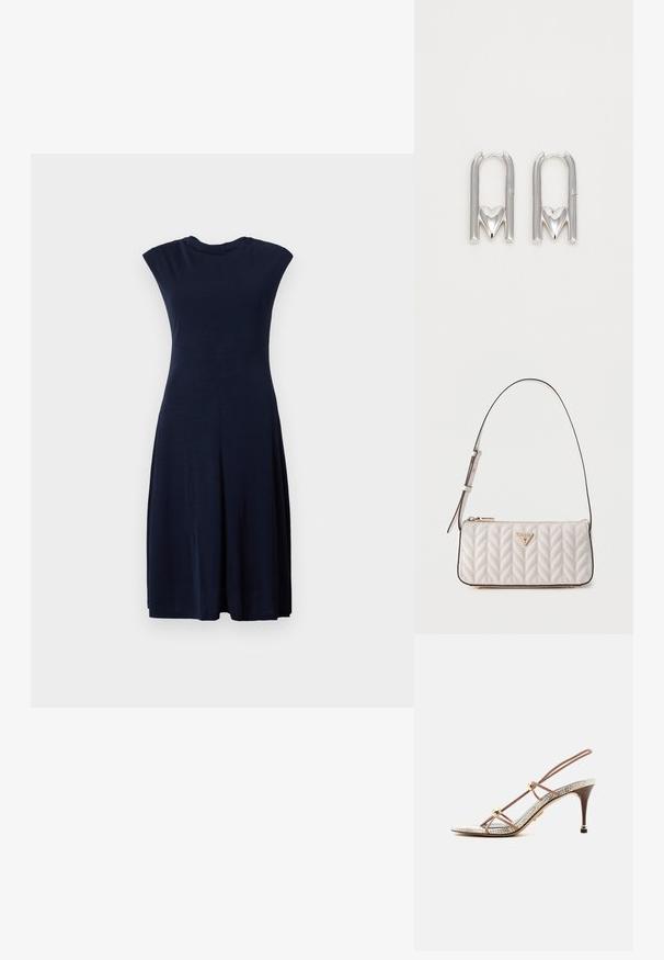Vestido sin mangas de color azul marino, hecho de una tela suave, con un corsé ajustado y una falda acampanada, con un sutil detallo de costura debajo del pecho.; Sandalia de tacón alto con estampado de piel de serpiente en tonos beige y marrón, con tiras delgadas y cuentas doradas, tacón de madera delgado con punta dorada.; Pequeño bolso bandolera blanco acolchado con correa ajustable y placa dorada con el logo de Guess centrada en la parte frontal.; Pendientes de metal plateado con forma de U y un acento en forma de corazón en la base, textura suave y acabado pulido.