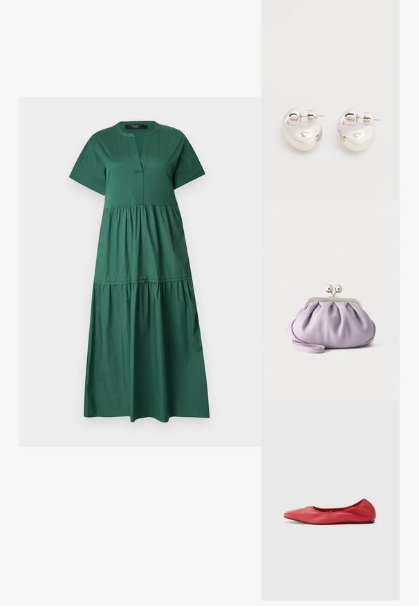 Grøn kortærmet kjole til ankler med V-udskæring og lagdelte, indsamlede skørtsektioner.; Filippa K REY FLATS - Ballerinasko - bright red; Blød lavendel clutch med opsamlet stof, sølv kiss-lock lås og matchende håndledsrem på en ensfarvet lys baggrund.; Par af skinnende sølv store øreringe med lukning på bagsiden mod en ensfarvet hvid baggrund.