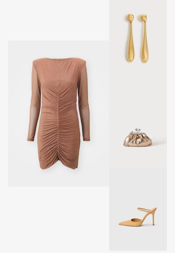 Geribbelde bronzen jurk met lange doorschijnende mouwen en een getailleerde silhouette. Bevat een geplisseerde voorkant, metallic accenten en een ritssluiting aan de achterkant.; Beige puntige stiletto hak schoenen met een dunne enkelband op een witte achtergrond.; Kleine gouden metallic clutch met zilveren sluiting en kettingriem op een effen lichte achtergrond.; Een paar lange, gladde, glanzende gouden druppelvormige oorbellen met afgeronde toppen en taps toelopende druppelvormen op een lichte achtergrond.