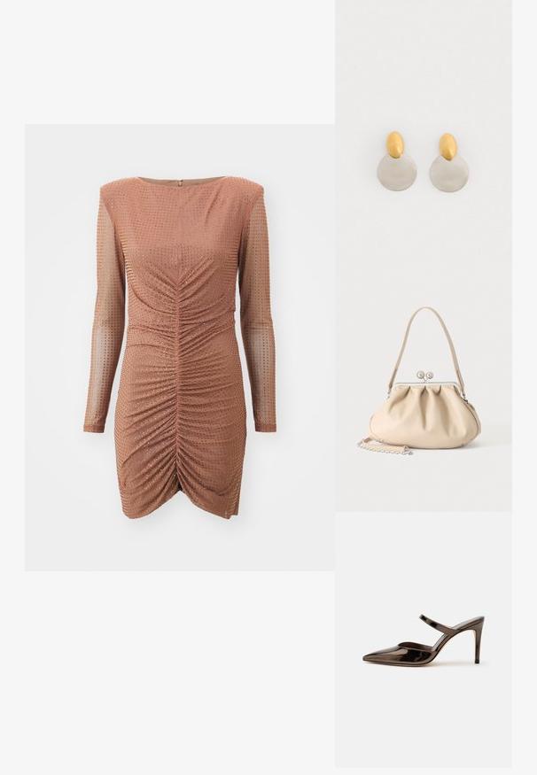 Geribbelde bronzen jurk met lange doorschijnende mouwen en een getailleerde silhouette. Bevat een geplisseerde voorkant, metallic accenten en een ritssluiting aan de achterkant.; G glanzende donkerbruine mule met spitsen neus en hoge hak met een smalle band over de wreef op een effen witte achtergrond.; Beige zachte leren handtas met een zilveren metalen frame sluiting, een enkele schouderriem en een optionele kettingriem op een witte achtergrond.; Gouden en zilveren metalen oorbellen met een ronde schijfbasis en een ovale bovenstuk, gladde textuur en gepolijste afwerking.