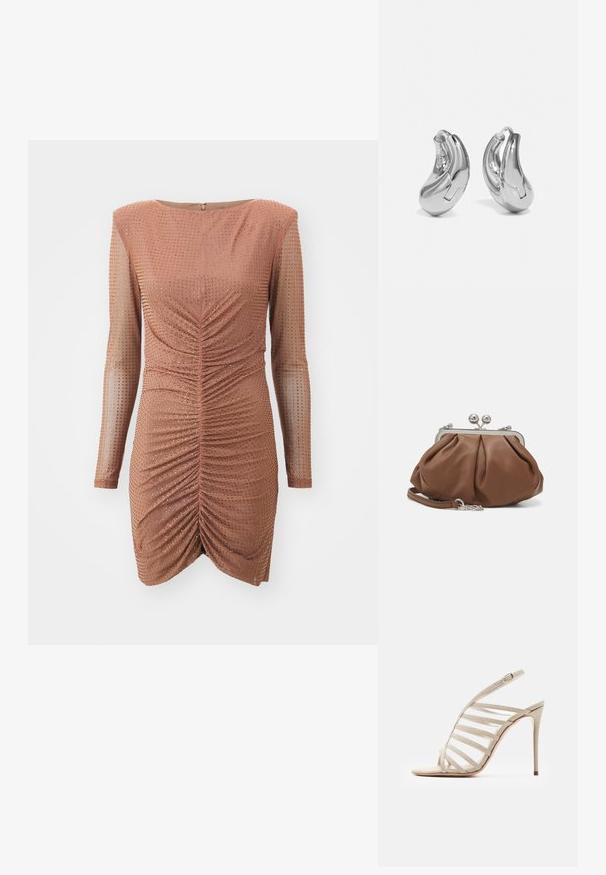 Ribbet bronze kjole med lange gennemsigtige ærmer og en tætsiddende silhuet. Den har en samlet front, metalliske accenter og en lynlås i ryggen.; Beige højhælet sandal med flere horisontale remme, en ankelrem med spænde og en slank stiletthæl på en hvid baggrund.; Weekend Max Mara PRATI - Clutches - cuoio; Sølvøreringe med en buet, blank finish og et sømløst design. Har en hængsellukning for sikker bæring.