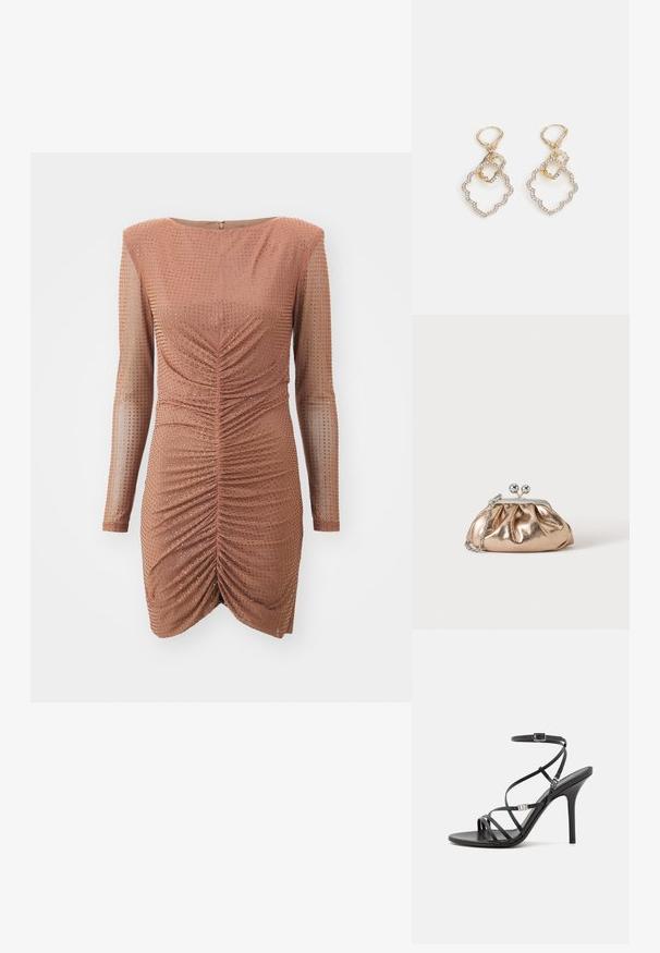 Geribbelde bronzen jurk met lange doorschijnende mouwen en een getailleerde silhouette. Bevat een geplisseerde voorkant, metallic accenten en een ritssluiting aan de achterkant.; Zwarte hoge hakken sandaal met dunne banden, een enkelgesp, een gladleren oppervlak en een slanke stilettohak.; Kleine gouden metallic clutch met zilveren sluiting en kettingriem op een effen lichte achtergrond.; Gouden oorbellen met een gelaagd ontwerp en een golvende rand, versierd met kleine stenen. Bevestigd met een oorklep voor een veilige pasvorm.