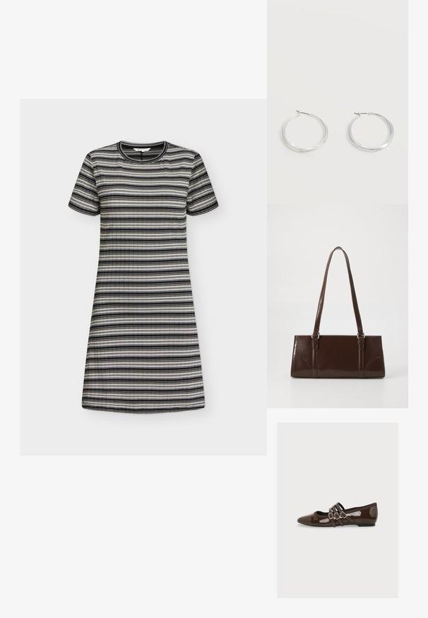 Robe courte à manches courtes et longueur genou avec des rayures horizontales noires, blanches et grises, dotée d'un col rond et d'une texture côtelée.; Chaussure plate en cuir verni marron foncé avec bout pointu et trois fines brides avec boucles dorées sur le dessus.; Sac à main en cuir verni marron de forme rectangulaire, avec deux longues poignées et des accents courbés subtils à l'avant.; Boucles d’oreilles créoles en métal argenté avec une surface lisse légèrement incurvée et des fermoirs à clapet sur un fond blanc uni.