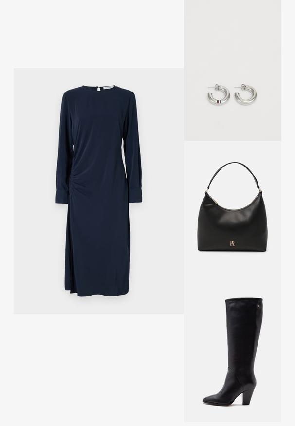 Marineblaues Kleid mit langen Ärmeln, rundem Ausschnitt und seitlicher Raffung. Verfügt über einen seitlichen Schlitz und eine Keyhole-Rückenöffnung. Weicher, glatter Stoff.; Hoher schwarzer Lederstiefel für Damen mit spitzer Schuhspitze, Blockabsatz und kleinem goldenen Logo nahe dem oberen Rand auf neutralem Hintergrund.; Schwarze Leder-Hobo-Tasche mit geschwungenem Design, verstellbarem Tragegurt, Reißverschluss und einem goldfarbenen Logoakzent auf der Vorderseite. Glatte Textur.; Silberfarbene Creolen mit einem glatten, runden Design und einem kleinen roten, weißen und blauen Streifenakzent. Sichere Steckverschluss.