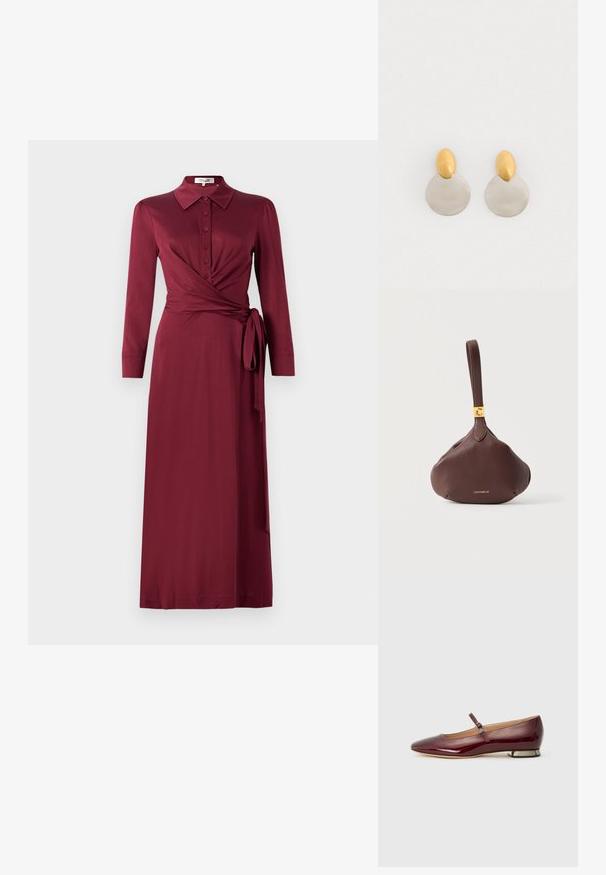 Χ burgundy φόρεμα τύπου wrap με γιακά, μακριά μανίκια, κουμπιά μπροστά και ζωνάκι στη μέση. Λειος ύφασμα με κολακευτική σιλουέτα.; Μπορντό παπουτσάκι από πατεντέ δέρμα, με στρογγυλή μύτη, λουράκι πάνω από τον πάτο και χαμηλή φτέρνα με μεταλλική λεπτομέρεια. Λείος υφασμάτινος τύπος.; Καφέ δερμάτινο τσαντάκι καρπού με χρυσή πλακέτα λογότυπου και το όνομα της μάρκας "Coccinelle" ανάγλυφο στην πρόσοψη, σε λευκό φόντο.; Χρυσά και ασημένια σκουλαρίκια από μέταλλο, με στρογγυλή βάση δίσκου και οβάλ κομμάτι στην κορυφή, λεία υφή και γυαλιστερή φινίρισμα.