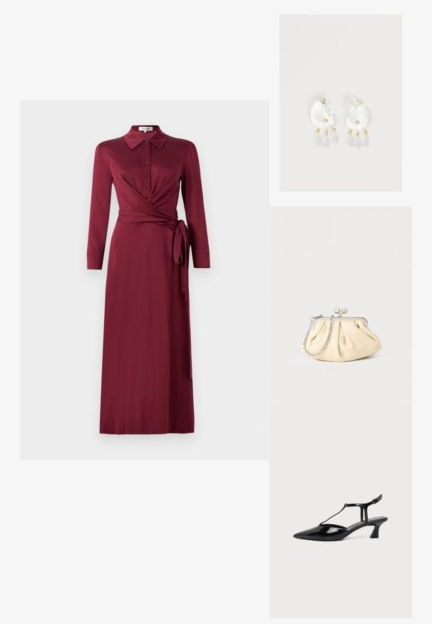 Bordeaux wikkeljurk met een kraag, lange mouwen, knoopsluiting aan de voorkant en strikdetail in de taille. Gladde stof met een flatterende silhouet.; Zwarte pumps van lakleer met spits toelopende neus, T-strap en lage schuine blokhak op witte achtergrond.; Geplooide beige leren clutch met een zilveren metalen frame, voorzien van twee ronde decoratieve sluitingen en een zilveren kettingriem.; Duidelijke hars oorbellen in schelpvorm met kleine gouden accenten en drie hangende doorschijnende druppelvormige bedels aan elk oorbel.