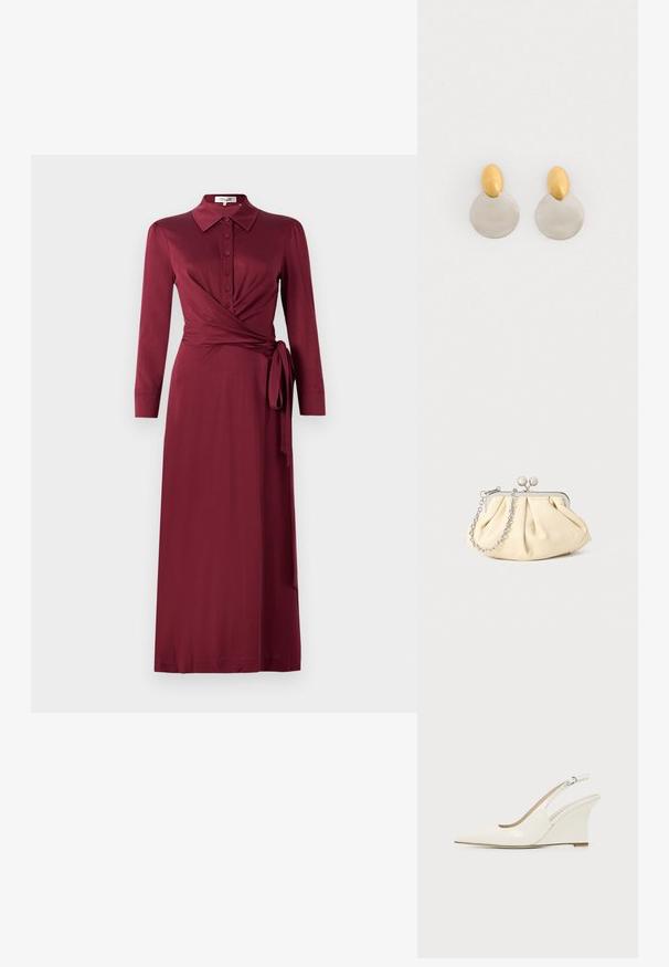 Bordeaux wikkeljurk met een kraag, lange mouwen, knoopsluiting aan de voorkant en strikdetail in de taille. Gladde stof met een flatterende silhouet.; Witte lakleren slingback sleehakschoen met puntige neus en verstelbare gesp op effen achtergrond.; Geplooide beige leren clutch met een zilveren metalen frame, voorzien van twee ronde decoratieve sluitingen en een zilveren kettingriem.; Gouden en zilveren metalen oorbellen met een ronde schijfbasis en een ovale bovenstuk, gladde textuur en gepolijste afwerking.