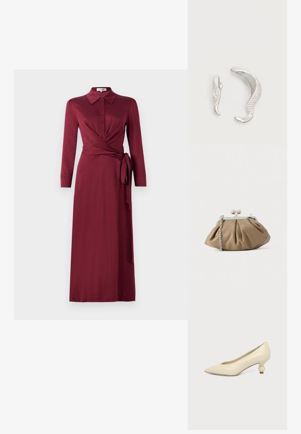Bordeaux wikkeljurk met een kraag, lange mouwen, knoopsluiting aan de voorkant en strikdetail in de taille. Gladde stof met een flatterende silhouet.; Dames schoen in roomkleur met een puntige neus en een lage, ronde balvormige hak op een effen achtergrond.; Leren clutch in zacht beige met een afgeronde vorm, geplooide textuur, zilveren kiss-lock sluiting en een afneembare kettingriem.; Twee gebogen zilveren oorbellen, de één groter dan de ander, beide versierd met kleine fonkelende kristallen langs één rand.