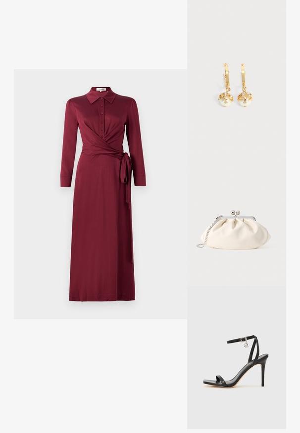 Bordeaux wikkeljurk met een kraag, lange mouwen, knoopsluiting aan de voorkant en strikdetail in de taille. Gladde stof met een flatterende silhouet.; Zwarte sandaal met hoge hak, smalle enkelband, vierkante neus, soepel leermateriaal en metalen gespsluiting.; Crèmekleurige stoffen clutch met een geplooid ontwerp, een zilverkleurig metalen frame, twee decoratieve balletjes en een zilveren kettingriem.; Gouden oorringen met hangende witte parels omhuld met goud en kleine heldere kristallen op een effen lichte achtergrond.