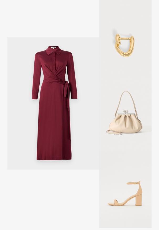 Χ burgundy φόρεμα τύπου wrap με γιακά, μακριά μανίκια, κουμπιά μπροστά και ζωνάκι στη μέση. Λειος ύφασμα με κολακευτική σιλουέτα.; Γυμνά σανδάλια από πατενταρισμένο δέρμα με τακούνι, τετράγωνη μύτη, λουράκι στον αστράγαλο και παχύ χοντρό τακούνι. Απαλή υφή και ελάχιστες λεπτομέρειες σχεδίασης.; Μπεζ μαλακή δερμάτινη τσάντα με ασημένιο μεταλλικό πλαίσιο κλεισίματος, έναν μονό ιμάντα ώμου και προαιρετικό αλυσίδα ιμάντα σε λευκό φόντο.; Σκουλαρίκι αρμαθιά ακανόνιστου σχήματος σε χρυσό τόνο με χαραγμένη σήμανση "BLACK 925 AG" στη μπάρα κλειδώματος πάνω σε απλό φωτεινό φόντο.
