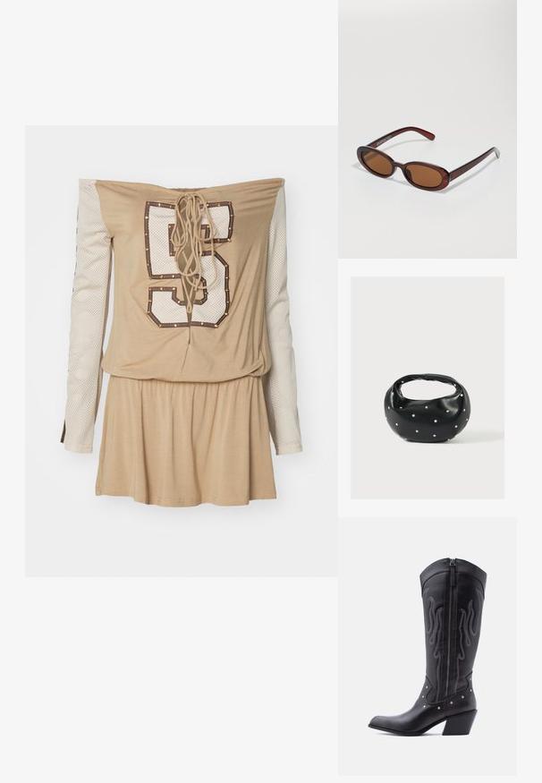 Beige off-shoulder jurk met een gekruiste rug, voorzien van een witte mesh lange mouw en een groot bedrukt nummer "5" versierd met studs.; Zwarte leren cowboylaarzen met een puntige neus, zichtbare stiksels, zilveren studaccenten en een ritssluiting aan de binnenkant.; Ronde, bruin getinte zonnebril met een glanzend bordeauxrood frame. Slanke pootjes met subtiele merkdetails. Vlakke lensontwerp.; Zwarte leren handtas met een afgeronde vorm, versierd met zilveren studs, en een korte handgreep. Gladde textuur en ritsluiting.