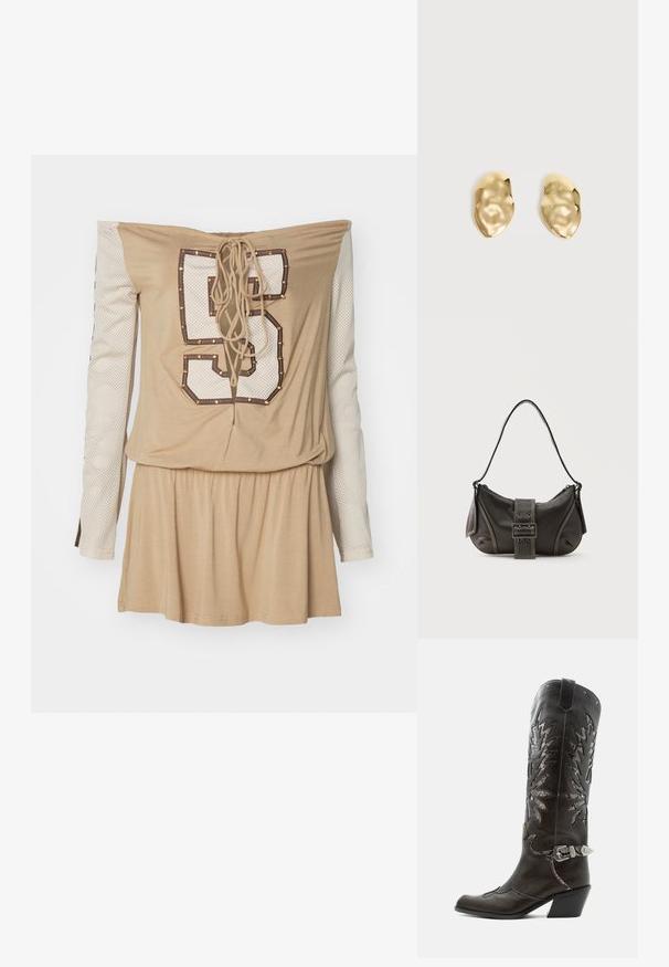 Beige schulterfreies Kleid mit geschnürtem Rücken, ausgestattet mit weißen Netzlangärmeln und einer großen, mit Nieten verzierten, aufgedruckten Nummer "5".; Schwarzer Leder-Cowboystiefel mit dekorativen Ausschnitten, silberner Schnalle und schräger Ferse, auf weißem Hintergrund dargestellt.; Schwarze Leder-Schultertasche mit Schnallengurt-Detail, abgerundeten Kanten und kontrastierenden weißen Nähten auf schlichtem Hintergrund.; Paar glänzende, unregelmäßig geformte Ohrstecker aus Goldmetall mit zerknitterter, glatter Oberfläche auf schlichtem hellem Hintergrund.