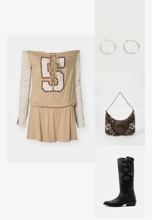 Beige off-shoulder jurk met een gekruiste rug, voorzien van een witte mesh lange mouw en een groot bedrukt nummer "5" versierd met studs.; Zwarte leren kuitlaars met zilveren studs in diamantpatronen, gespbanden bij de bovenkant en de enkel, en een lage schuine hak.; Donkerbruin gepolijst leren handtas met een zilveren kettingriem, decoratieve dubbele gespriemen, en ritssluiting.; Zilverkleurige metalen creolen oorbellen met een glad, licht gebogen oppervlak en sluitingen met haaksluiting op een effen witte achtergrond.