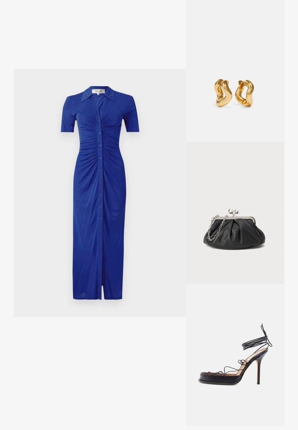 Blaues Hemdkleid mit kurzen Ärmeln, mit gerafften Details, Kragen und einem Schlitz am Saum, aus einem glatten Stoff gefertigt.; Schwarze Sandalette mit hohen Absätzen und dünnen Lederriemchen, die sich um den Fuß und das Sprunggelenk wickeln, mit spitz zulaufendem Stiletto-Absatz.; Schwarze Leder-Clutch mit geraffter Textur, silberfarbener Metallrahmen, Druckverschluss und Kettenriemen. Glatte, weiche Oberfläche.; Goldfarbene Creolen mit wellenförmigem Design, das eine glatte, glänzende Oberfläche und eine stromlinienförmige Form aufweist. Keine sichtbaren Verschlüsse.