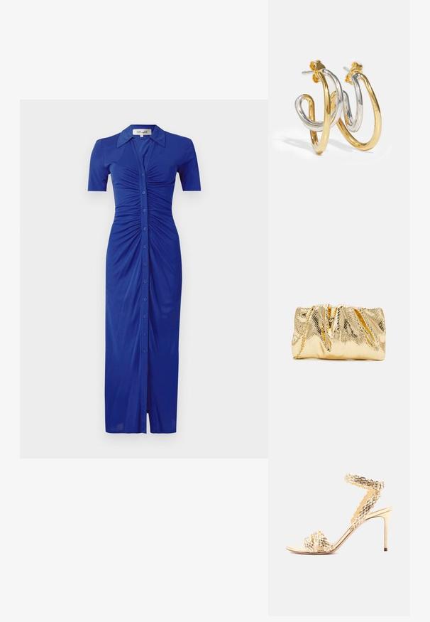 Blaues Hemdkleid mit kurzen Ärmeln, mit gerafften Details, Kragen und einem Schlitz am Saum, aus einem glatten Stoff gefertigt.; Goldfarbene Sandalette mit hohem Absatz, strukturierten gewebten Riemen, Knöchelschnalle und schlankem Stilettabsatz vor weißem Hintergrund.; Loeffler Randall SERENA - Clutch - gold-coloured; Gold- und Silber-verwobene Creolen mit glatten, glänzenden Oberflächen; mit einem Steckverschluss für sicheren Sitz.