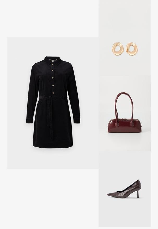 Schwarzes Cordkleid mit durchgehender Knopfleiste, langen Ärmeln und einem Bindegürtel in der Taille. Verfügt über einen klassischen Kragen und seitliche Taschen.; Braune Pumps mit spitz zulaufender Spitze aus Kunstleder in Krokodiloptik, mit schlankem, eckigem Absatz und glatter Innenfütterung.; Burgunderfarbene Ledertasche mit geschwungener Form, doppelten Tragegriffen, Reißverschlussverschluss und dezenten Steppdetails. Glatte, hochglänzende Oberfläche.; Paar unregelmäßig geformter, polierter Creolen aus goldfarbenem Metall mit offenem Zentrum auf weißem Hintergrund.