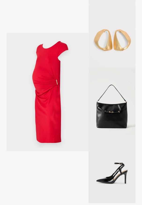 Rode zwangerschap jurk met korte mouwen, een getailleerde pasvorm, geraffineerde stof bij de taille en een decoratieve gouden accent. Soepele textuur.; Zwarte lakleren hoge hak slingback schoenen met spitse neus, verstelbare enkelband en open zijkanten. Gladde textuur.; Zwarte leren schoudertas met een enkele band en een klein gouden gespsdetail aan de voorkant tegen een effen lichte achtergrond.; Een paar onregelmatige, asymmetrische gouden oorringen met een gladde, matte afwerking op een neutrale achtergrond.