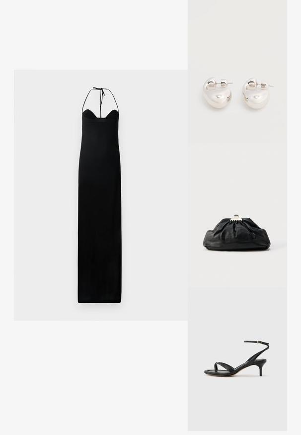 Schwarzes Maxikleid mit taillierten Oberteil, Halterneck-Bindung und einer glatten, eleganten Textur. Hat eine gerade Silhouette ohne Verzierungen.; Schwarze Ledersandale für Damen mit dünnen Riemchen, einer Zehenlasche, einer Knöchelschnalle und einem mittelhohen Stöckelabsatz vor neutralem Hintergrund.; Schwarze Leder-Clutch mit geraffter Textur, Metallverschluss und dezentem, auf der Vorderseite geprägtem Logo. Abgerundete Form.; Paar glänzende silberne dicke Creolen mit Stecker-Verschlüssen auf weißem Hintergrund.