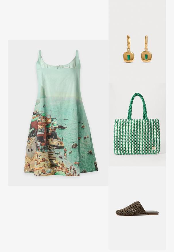 Robe sans manches vert clair avec une scène de bord de mer imprimée mettant en scène des baigneurs, des parasols, des bateaux et une jetée dans des couleurs douces.; Mule tissée marron à enfiler avec une semelle plate et un bout fermé arrondi sur fond blanc.; Sac fourre-tout tissé vert et blanc avec une forme rectangulaire structurée, une finition texturée et deux poignées solides. Présente une étiquette de logo sur le côté.; Boucles d'oreilles créoles en or avec des pendentifs carrés légèrement arrondis, comportant une petite pierre précieuse verte rectangulaire au centre.