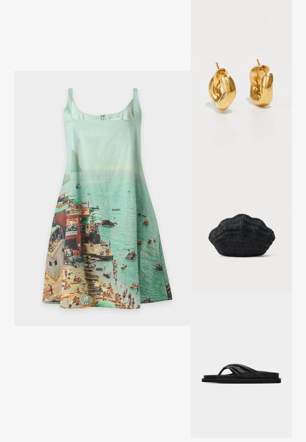 Robe sans manches vert clair avec une scène de bord de mer imprimée mettant en scène des baigneurs, des parasols, des bateaux et une jetée dans des couleurs douces.; Sandale plate noire avec bride croisée rembourrée et entre-doigt, design minimaliste sur fond gris clair uni.; Sac à main en osier noir en forme de coquille Saint-Jacques avec un dessus courbé et une texture tressée sur un fond uni.; Boucles d'oreilles créoles en or massif avec un design tubulaire légèrement tordu et des fermoirs à tige sur un fond blanc.