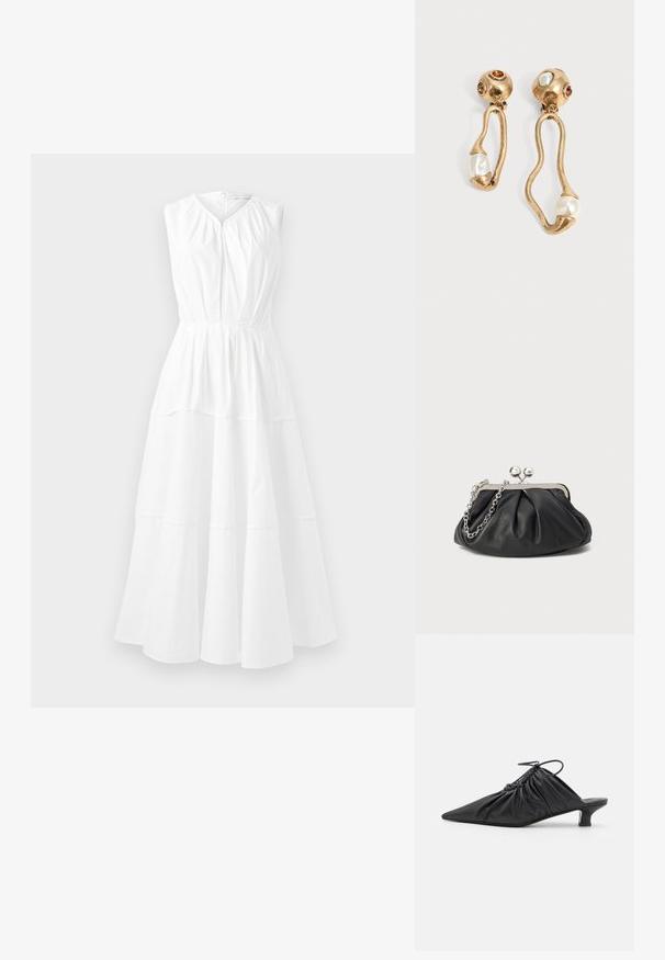 Robe blanche sans manches avec un col rond, un corsage froncé et une jupe en A à plusieurs niveaux, en tissu lisse et léger.; Mules noirs en cuir à enfiler avec un bout pointu, une texture froncée et un petit talon aiguille. Présente un détail à cordon au niveau de l'ouverture.; Porte-monnaie en cuir noir avec texture froncée, cadre en métal argenté, fermeture à verrouillage kiss-lock et bandoulière en chaîne. Surface lisse et douce.; Boucles d'oreilles en ton doré avec des formes ouvertes irrégulières, chacune ornée d'une perle en bas et de détails en pierres précieuses sur les clous ronds.