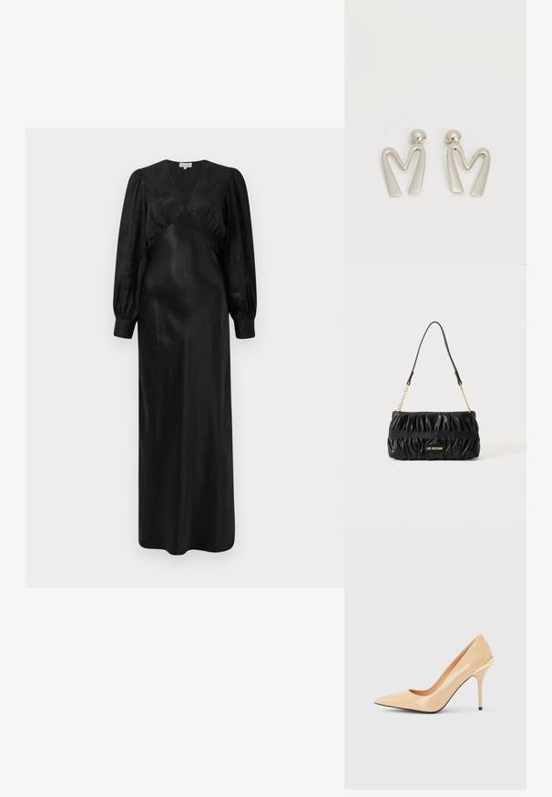 Zwarte satijnen maxi-jurk met lange pofmouwen en een diepe V-hals met geplooide voorkant, die een gladde textuur en een elegante silhouet benadrukt.; Beige lakleren pump met hoge hak, spitse neus en slanke stilettohak, met een klein gouden accent aan de achterkant.; Zwart gerimpelde leren handtas met gouden kettingriem en "Love Moschino" logoplaatje vooraan in het midden.; Paar zilverkleurige metalen oorbellen in de vorm van een hoekige letter M met afgeronde stekers op een witte achtergrond.