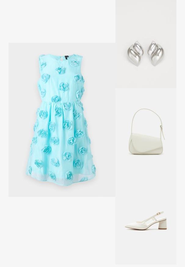 Vestido azul claro con diseño sin mangas, presenta tejido texturizado y aplicaciones de rosas en 3D, cintura fruncida y detalle de espalda con abertura en forma de llave.; Zapato slingback blanco con tacón bajo de bloque, punta afilada, tira delgada ajustable y hebilla dorada sobre un fondo liso.; Bolso de mano de imitación cuero blanco con una forma triangular estructurada, correa ajustable única y cierre con solapa acentuada en curva.; Pendientes de plata con una forma orgánica y abstracta. Superficie lisa y brillante con un diseño cónico. Presentan suaves curvas y un detalle de línea central.