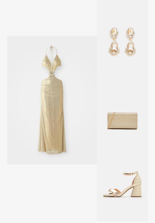 Metallic guld halterneck kjole med en dyb udskæring, samlet tekstur og en blomsterknude detalje i taljen, der flyder ned til en lang nederdel.; Guld metaliske hælede sandaler med blokhæl, åben tå og krydset stropdesign. Ankelremmen har en spænde lukning.; Guldmetalisk clutch med en tekstureret overflade, der har en kædestrop og en rektangulær form, designet til aftenbrug.; Guldtonede dråbeøreringe med store rektangulære og runde klare krystaller samt mindre accentsten, der skaber et lagdelt design.
