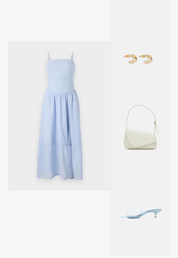 Vestido maxi azul claro con tirantes finos. Cuerpo ajustado con textura floral y falda en capas fluida. Hecho de tela ligera.; Sandalia baja transparente con tiras transparentes y un tacón delgado y ligeramente curvado sobre fondo blanco.; Bolso de mano de imitación cuero blanco con una forma triangular estructurada, correa ajustable única y cierre con solapa acentuada en curva.; Pendientes en forma de media luna de oro con un acabado suave, que presentan acentos naranjas cerca del pasador y herrajes de plata.