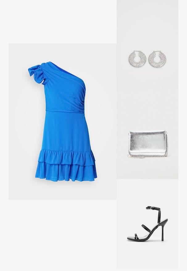 Robe bleue asymétrique en tissu doux, avec un ourlet volé et des détails texturés sur le buste.; Sandales à talons hauts en cuir verni noir avec trois sangles horizontales et une sangle de cheville ajustable. Silhouette élégante et finition brillante.; Petit sac métallique rectangulaire argenté avec une bandoulière chaîne reposant sur une surface claire, rabat fermé face vers l'avant.; Boucles d'oreilles en argent en forme de créoles ornées de multiples embellissements en cristal transparent, présentant une surface texturée et un design circulaire ouvert.