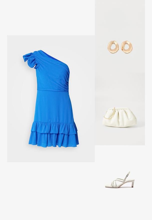 Robe bleue asymétrique en tissu doux, avec un ourlet volé et des détails texturés sur le buste.; Zign by Zalando Escarpins - off white; Sac à main en cuir blanc avec un design plissé, doté d'une bandoulière en chaîne dorée et d'une forme arrondie. Texture lisse avec des plis doux et sans motifs.; Paired boucles d'oreilles en métal doré poli de forme irrégulière avec un centre ouvert sur un fond blanc uni.