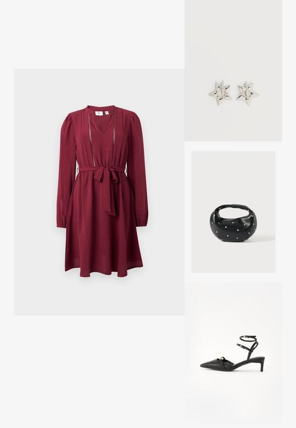 Bordeaux jurk met lange mouwen, V-hals, cinched taille en strikriem; heeft fijne stiksels rond de halslijn. Zachte stoftextuur.; Zwarte leren slingback hakken met een spitse neus, dunne enkelbandjes, gouden hardware accenten en een slanke hak. Soepele textuur en een minimalistisch ontwerp.; Zwarte leren handtas met een afgeronde vorm, versierd met zilveren studs, en een korte handgreep. Gladde textuur en ritsluiting.; Zilverkleurige stervormige oorringen met een gladde, gepolijste afwerking op een effen witte achtergrond.